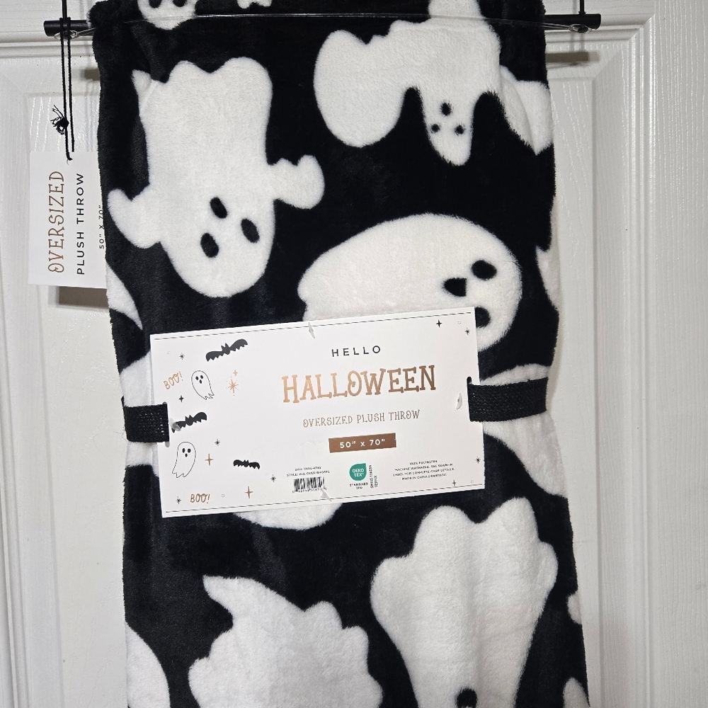 Halloween Oversized Plush Back And White Ghost Blanket - Picture 2 of 9